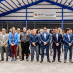 El gobernador Marcelo Orrego encabezó la inauguración de las obras de modernización en la cancha de hockey del Camping Centro Comercial de Santa Lucía, realizadas el lunes 15 de septiembre. La intervención incluyó el techado de 2.320 m² y la instalación de un moderno sistema de iluminación que brindará mayor confort y seguridad a deportistas y espectadores.