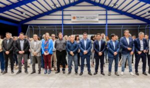El gobernador Marcelo Orrego encabezó la inauguración de las obras de modernización en la cancha de hockey del Camping Centro Comercial de Santa Lucía, realizadas el lunes 15 de septiembre. La intervención incluyó el techado de 2.320 m² y la instalación de un moderno sistema de iluminación que brindará mayor confort y seguridad a deportistas y espectadores.