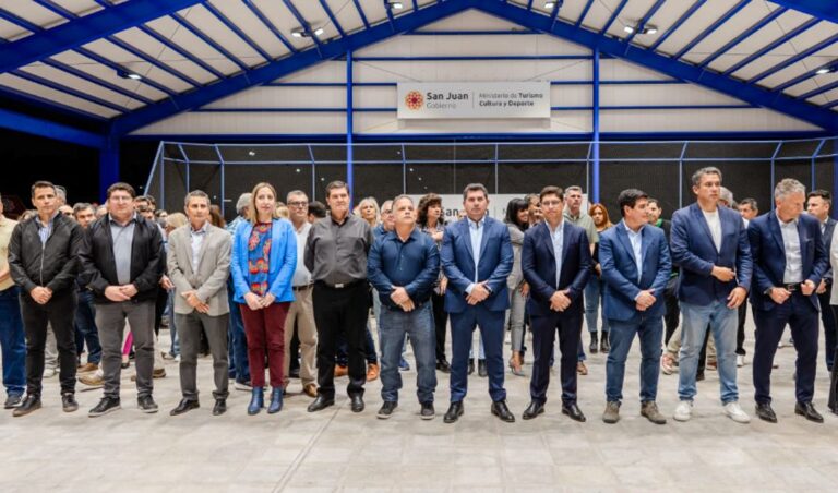 El gobernador Marcelo Orrego encabezó la inauguración de las obras de modernización en la cancha de hockey del Camping Centro Comercial de Santa Lucía, realizadas el lunes 15 de septiembre. La intervención incluyó el techado de 2.320 m² y la instalación de un moderno sistema de iluminación que brindará mayor confort y seguridad a deportistas y espectadores.
