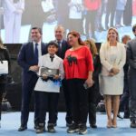 El Estadio Multipropósito Vicente Alejo Chancay fue el escenario de una jornada marcada por la emoción y la expectativa. Allí, 756 estudiantes de 5.º y 6.º grado de ocho escuelas primarias del departamento Pocito recibieron sus netbooks en el marco del Programa “Maestro de América, cultivando el futuro”, impulsado por el Gobierno de la Provincia de San Juan. El acto estuvo encabezado por el gobernador Marcelo Orrego, acompañado por el vicegobernador Fabián Martín, ministros y demás autoridades.