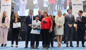El Estadio Multipropósito Vicente Alejo Chancay fue el escenario de una jornada marcada por la emoción y la expectativa. Allí, 756 estudiantes de 5.º y 6.º grado de ocho escuelas primarias del departamento Pocito recibieron sus netbooks en el marco del Programa “Maestro de América, cultivando el futuro”, impulsado por el Gobierno de la Provincia de San Juan. El acto estuvo encabezado por el gobernador Marcelo Orrego, acompañado por el vicegobernador Fabián Martín, ministros y demás autoridades.