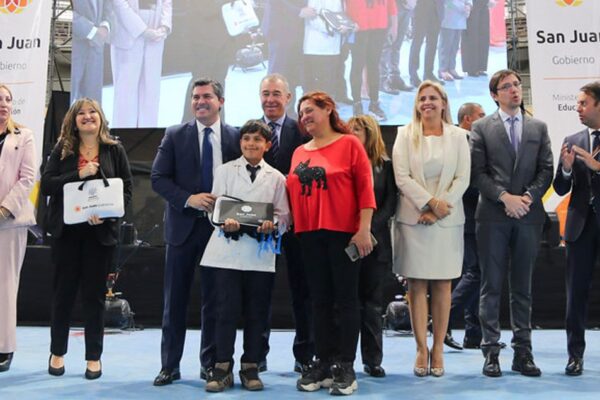 MÁS DE 750 ESTUDIANTES DE POCITO RECIBIERON NETBOOKS EN EL ESTADIO VICENTE ALEJO CHANCAY