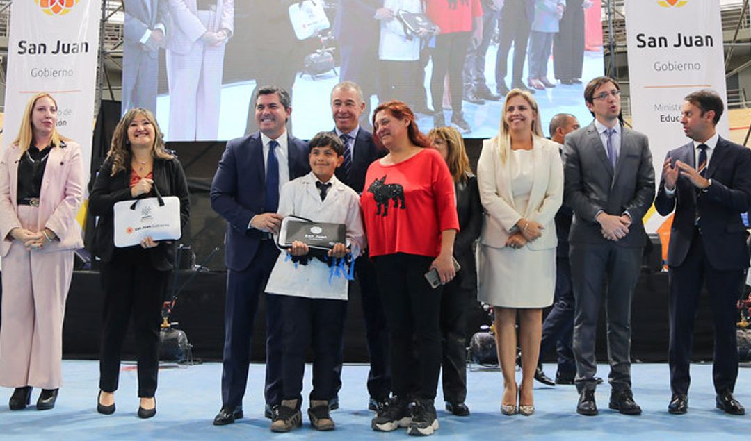 El Estadio Multipropósito Vicente Alejo Chancay fue el escenario de una jornada marcada por la emoción y la expectativa. Allí, 756 estudiantes de 5.º y 6.º grado de ocho escuelas primarias del departamento Pocito recibieron sus netbooks en el marco del Programa “Maestro de América, cultivando el futuro”, impulsado por el Gobierno de la Provincia de San Juan. El acto estuvo encabezado por el gobernador Marcelo Orrego, acompañado por el vicegobernador Fabián Martín, ministros y demás autoridades.