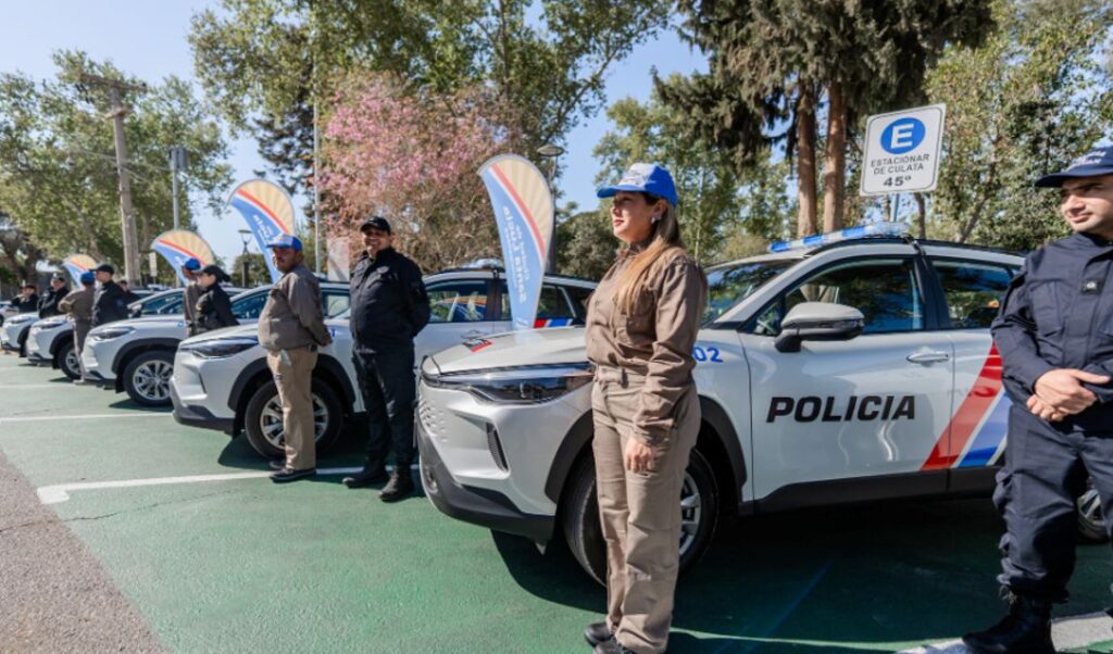 El gobernador Marcelo Orrego encabezó la presentación de la nueva flota de móviles comunales en el departamento de Santa Lucía. Se trata de diez vehículos 0 km adquiridos con fondos 100 % municipales mediante licitación pública.