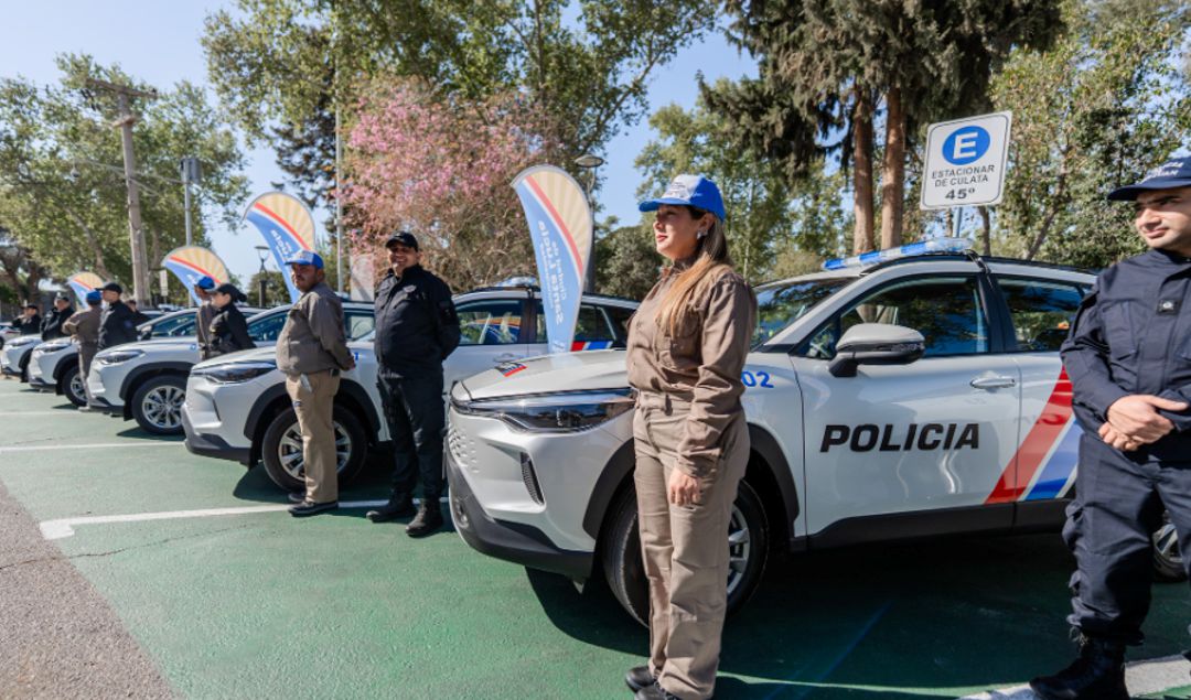 El gobernador Marcelo Orrego encabezó la presentación de la nueva flota de móviles comunales en el departamento de Santa Lucía. Se trata de diez vehículos 0 km adquiridos con fondos 100 % municipales mediante licitación pública.