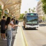 La nueva sede de la Dirección de Discapacidad, ubicada en la esquina de Hipólito Yrigoyen y Roca, en el departamento de Santa Lucía, ya dispone de acceso directo al transporte público mediante la RedTulum. Frente al edificio se habilitaron paradas de cuatro líneas de colectivos que mejoran la accesibilidad de los vecinos y usuarios.