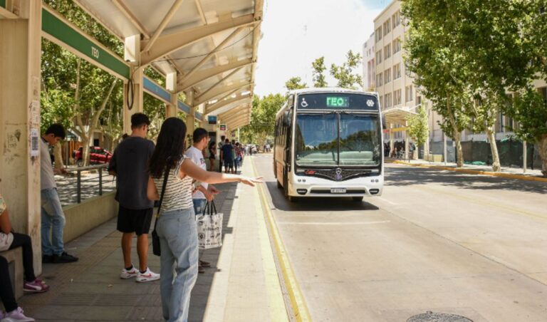 La nueva sede de la Dirección de Discapacidad, ubicada en la esquina de Hipólito Yrigoyen y Roca, en el departamento de Santa Lucía, ya dispone de acceso directo al transporte público mediante la RedTulum. Frente al edificio se habilitaron paradas de cuatro líneas de colectivos que mejoran la accesibilidad de los vecinos y usuarios.