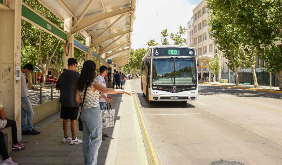 La nueva sede de la Dirección de Discapacidad, ubicada en la esquina de Hipólito Yrigoyen y Roca, en el departamento de Santa Lucía, ya dispone de acceso directo al transporte público mediante la RedTulum. Frente al edificio se habilitaron paradas de cuatro líneas de colectivos que mejoran la accesibilidad de los vecinos y usuarios.