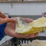 El Centro Socioeducativo Nazario Benavídez de San Juan impulsa un proyecto innovador de producción de dulces y conservas, que permite a jóvenes de entre 16 y 18 años en conflicto con la ley adquirir valores, responsabilidades y herramientas laborales para su reinserción social.