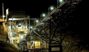 La minera Austral Gold, de capitales argentinos, anunció el inicio de la producción comercial en la mina Casposo, ubicada en el departamento Calingasta, provincia de San Juan. El proyecto retoma su actividad tras la actualización de reservas y recursos minerales, marcando un nuevo hito para la minería nacional.