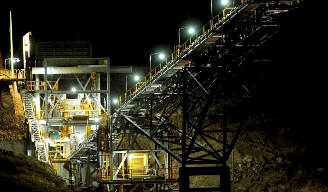 La minera Austral Gold, de capitales argentinos, anunció el inicio de la producción comercial en la mina Casposo, ubicada en el departamento Calingasta, provincia de San Juan. El proyecto retoma su actividad tras la actualización de reservas y recursos minerales, marcando un nuevo hito para la minería nacional.