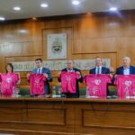 En la Casa de Gobierno de San Juan se realizó la presentación oficial de la XIII Caminata de Concientización sobre el Cáncer de Mama, organizada por la Fundación Sanatorio Argentino junto al Ministerio de Turismo, Cultura y Deporte, el Ministerio de Salud y la Municipalidad de la Ciudad de San Juan. El evento, que se llevará a cabo el próximo 18 de octubre, busca reforzar la importancia de la detección temprana y los controles periódicos.