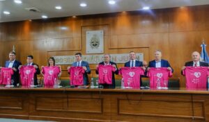 En la Casa de Gobierno de San Juan se realizó la presentación oficial de la XIII Caminata de Concientización sobre el Cáncer de Mama, organizada por la Fundación Sanatorio Argentino junto al Ministerio de Turismo, Cultura y Deporte, el Ministerio de Salud y la Municipalidad de la Ciudad de San Juan. El evento, que se llevará a cabo el próximo 18 de octubre, busca reforzar la importancia de la detección temprana y los controles periódicos.