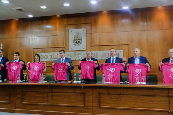 SE PRESENTÓ LA XIII CAMINATA DE CONCIENTIZACIÓN SOBRE EL CÁNCER DE MAMA EN SAN JUAN