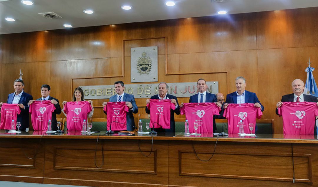En la Casa de Gobierno de San Juan se realizó la presentación oficial de la XIII Caminata de Concientización sobre el Cáncer de Mama, organizada por la Fundación Sanatorio Argentino junto al Ministerio de Turismo, Cultura y Deporte, el Ministerio de Salud y la Municipalidad de la Ciudad de San Juan. El evento, que se llevará a cabo el próximo 18 de octubre, busca reforzar la importancia de la detección temprana y los controles periódicos.