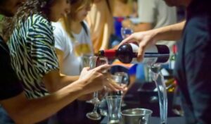 La Secretaría de Ambiente y Desarrollo Sustentable de San Juan, a través de la Dirección de Ecología Urbana, invita a una experiencia única para celebrar el Día de la Madre: “Noche de Degustación y Naturaleza”. La actividad gratuita se llevará a cabo el domingo 12 de octubre a las 19 horas en el Parque de la Biodiversidad, ubicado en el complejo El Pinar, en el departamento Rivadavia.