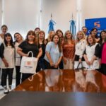 El Ministerio de Educación de San Juan inició la distribución de 1.355 tablets destinadas a 226 escuelas primarias de toda la provincia, con el objetivo de potenciar las experiencias de aprendizaje en los primeros años escolares. La primera entrega simbólica tuvo lugar en la Sala Auxiliar del Ministerio.