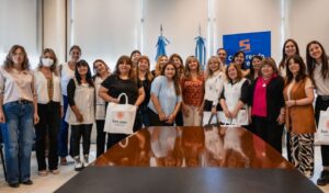 El Ministerio de Educación de San Juan inició la distribución de 1.355 tablets destinadas a 226 escuelas primarias de toda la provincia, con el objetivo de potenciar las experiencias de aprendizaje en los primeros años escolares. La primera entrega simbólica tuvo lugar en la Sala Auxiliar del Ministerio.
