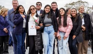 El gobernador Marcelo Orrego encabezó la entrega de 135 viviendas en el barrio La Majadita, ubicado en el departamento 9 de Julio, junto al vicegobernador Fabián Martín, el intendente Daniel Banegas y el ministro de Infraestructura Fernando Perea, entre otras autoridades. Durante el acto, se destacó el compromiso del Gobierno de San Juan con el acceso a la vivienda digna.