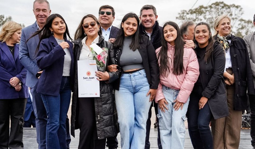 El gobernador Marcelo Orrego encabezó la entrega de 135 viviendas en el barrio La Majadita, ubicado en el departamento 9 de Julio, junto al vicegobernador Fabián Martín, el intendente Daniel Banegas y el ministro de Infraestructura Fernando Perea, entre otras autoridades. Durante el acto, se destacó el compromiso del Gobierno de San Juan con el acceso a la vivienda digna.