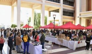 Un total de 200 emprendedores sociales participarán de la Expo Mamá, que se desarrollará este miércoles 15 y jueves 16 de octubre en la explanada de la Plaza Seca del Centro Cívico. El evento se extenderá de 9 a 16 horas y permitirá a los visitantes adquirir productos únicos, originales y artesanales para celebrar el Día de la Madre.