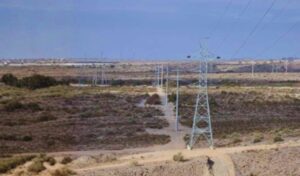 Se encuentran en desarrollo las tareas de energización en 132 kV de las dos ternas que integran la Línea de Alta Tensión (LAT) 132 kV, desde su punto de conexión con la LAT Rawson/Pocito – La Bebida, en el Departamento Pocito, hasta su terminal en la Estación Transformadora San Juan Sur, ubicada en el Departamento Sarmiento.