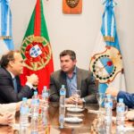 El gobernador Marcelo Orrego recibió en Casa de Gobierno al embajador de Portugal en Argentina, Gonçalo Teles Gomes, con quien mantuvo un encuentro centrado en el fortalecimiento de vínculos bilaterales. La reunión giró en torno a dos ejes estratégicos: agricultura y turismo.