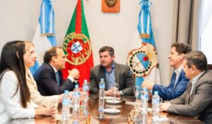 El gobernador Marcelo Orrego recibió en Casa de Gobierno al embajador de Portugal en Argentina, Gonçalo Teles Gomes, con quien mantuvo un encuentro centrado en el fortalecimiento de vínculos bilaterales. La reunión giró en torno a dos ejes estratégicos: agricultura y turismo.