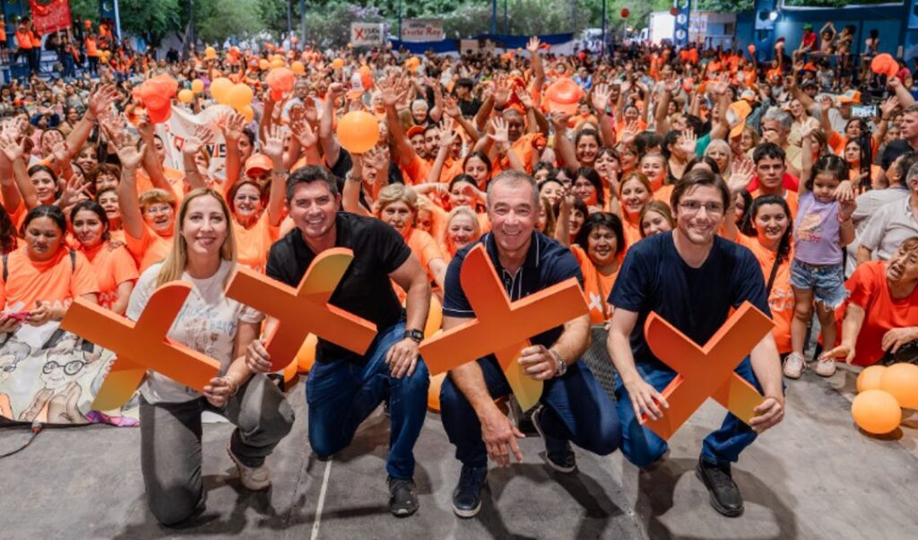 Durante un acto de entrega de viviendas en el barrio La Majadita, en el departamento 9 de Julio, el gobernador de San Juan, Marcelo Orrego, brindó declaraciones en torno a los resultados de las elecciones legislativas. En su discurso, el mandatario provincial puso en valor el desempeño de su espacio político y reafirmó su compromiso con los sanjuaninos.