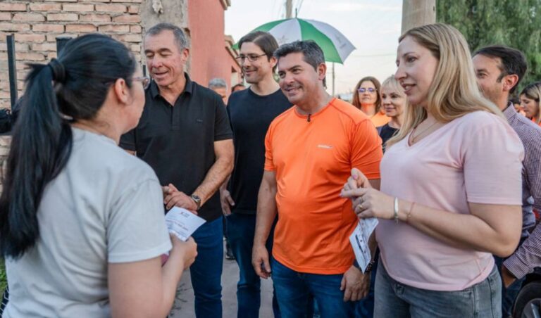 El gobernador Marcelo Orrego participó activamente en la campaña legislativa acompañando a los candidatos de la lista XSanJuan en una caminata por el barrio El Carrerito y alrededores, en el departamento Pocito. Allí, junto a Fabián Martín, Laura Palma y Federico Rizo, dialogó con los vecinos sobre sus inquietudes y destacó el valor de la recientemente inaugurada Calle 5.