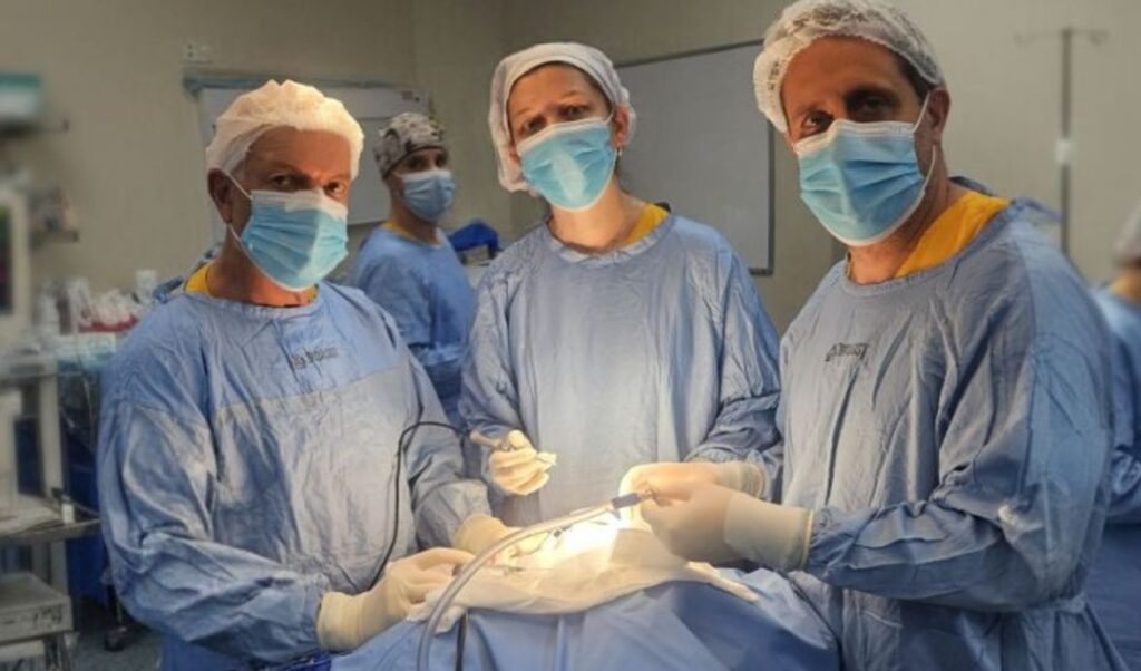 El servicio de Neurocirugía del Hospital Dr. Guillermo Rawson logró un importante avance médico al realizar la primera cirugía endoscópica en craneosinostosis en la provincia de San Juan. El paciente fue un bebé de tres meses diagnosticado con plagiocefalia anterior derecha, una malformación congénita que afecta el desarrollo del cráneo.