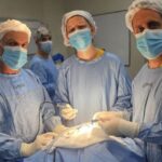 El servicio de Neurocirugía del Hospital Dr. Guillermo Rawson logró un importante avance médico al realizar la primera cirugía endoscópica en craneosinostosis en la provincia de San Juan. El paciente fue un bebé de tres meses diagnosticado con plagiocefalia anterior derecha, una malformación congénita que afecta el desarrollo del cráneo.
