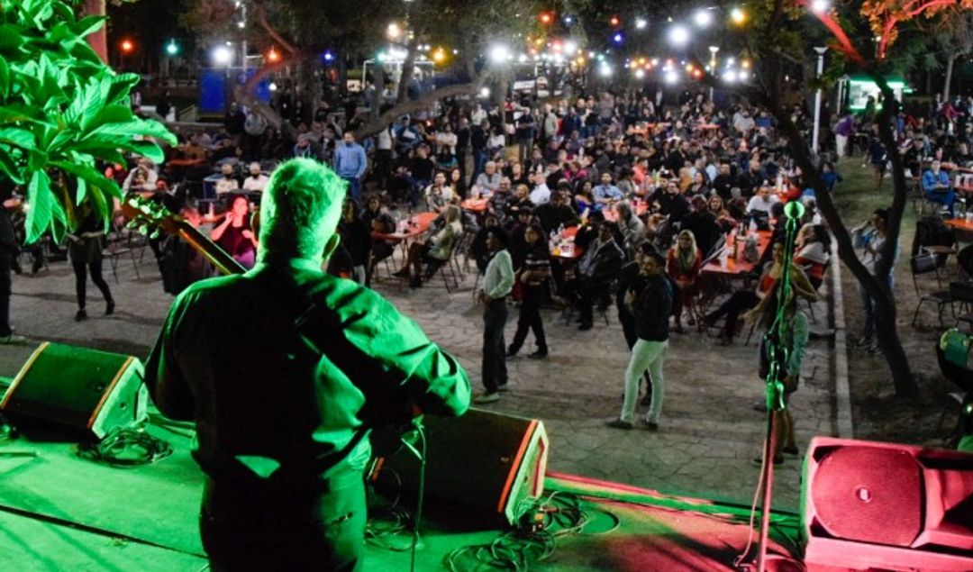 El tradicional festival La Cuyanía regresa en su quinta edición con una propuesta cargada de identidad, arte y sabores regionales. Este evento cultural, consolidado como uno de los más esperados del año, invita a disfrutar de dos jornadas al aire libre donde la música cuyana será la gran protagonista.