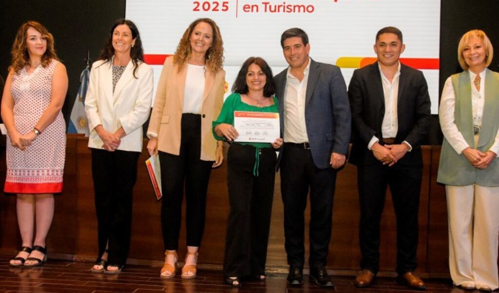 El Ministerio de Turismo, Cultura y Deporte, a través de la Secretaría de Turismo, realizó la entrega de certificados a los alumnos que completaron los cursos del Programa San Juan Capacita en Turismo – Edición 2025. La ceremonia contó con la presencia de autoridades provinciales que acompañaron a los egresados en este importante cierre.
