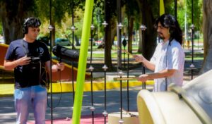 El productor musical Leandro Vega es una pieza clave en la creación sonora del show “San Juan, mi tierra querida”, que se presentará en el Velódromo Vicente Chancay durante la Fiesta Nacional del Sol 2025. Su trabajo combina arte, tecnología y naturaleza para ofrecer una experiencia inmersiva única.