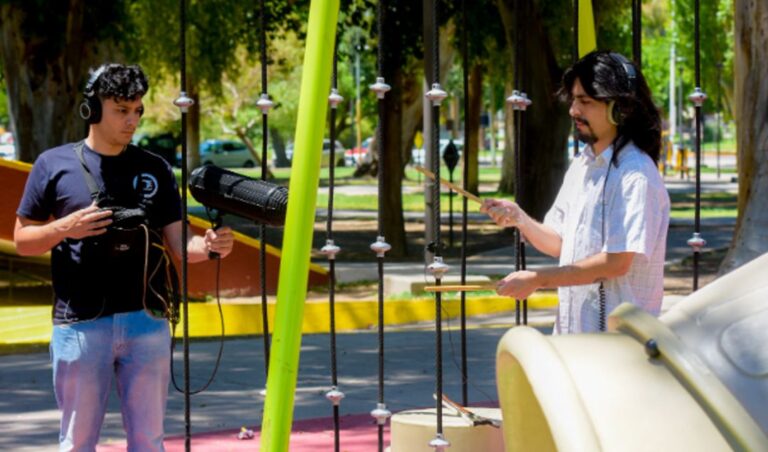 El productor musical Leandro Vega es una pieza clave en la creación sonora del show “San Juan, mi tierra querida”, que se presentará en el Velódromo Vicente Chancay durante la Fiesta Nacional del Sol 2025. Su trabajo combina arte, tecnología y naturaleza para ofrecer una experiencia inmersiva única.