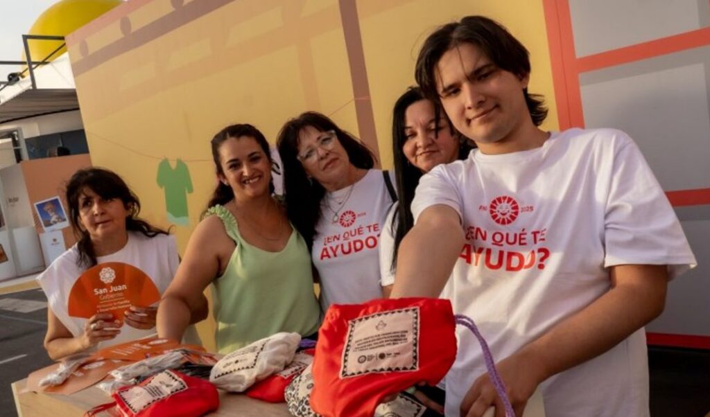 Durante la segunda noche de la Fiesta Nacional del Sol, cientos de visitantes pasaron por el stand del Ministerio de Familia y Desarrollo Humano, donde pudieron participar de distintos juegos tradicionales y dejar mensajes en el “árbol de los deseos”. Al finalizar su recorrido, cada uno recibió un souvenir especial elaborado por personas con discapacidad.
