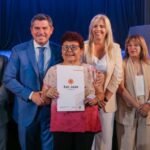 El Gobierno de San Juan llevó adelante un importante acto en el que 414 familias de 13 departamentos recibieron sus escrituras definitivas, en el marco del programa provincial de regularización dominial y acceso a la propiedad. El evento estuvo encabezado por el gobernador Marcelo Orrego, quien también entregó las llaves de nuevas viviendas en el barrio José Segovia, ubicado en Angaco. La jornada reforzó el compromiso del Ejecutivo provincial con garantizar el derecho a la casa propia para miles de sanjuaninos.