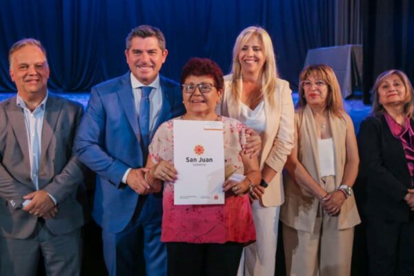 SE ENTREGARON 414 ESCRITURAS Y LLAVES DE VIVIENDAS A FAMILIAS DE 13 DEPARTAMENTOS DE SAN JUAN