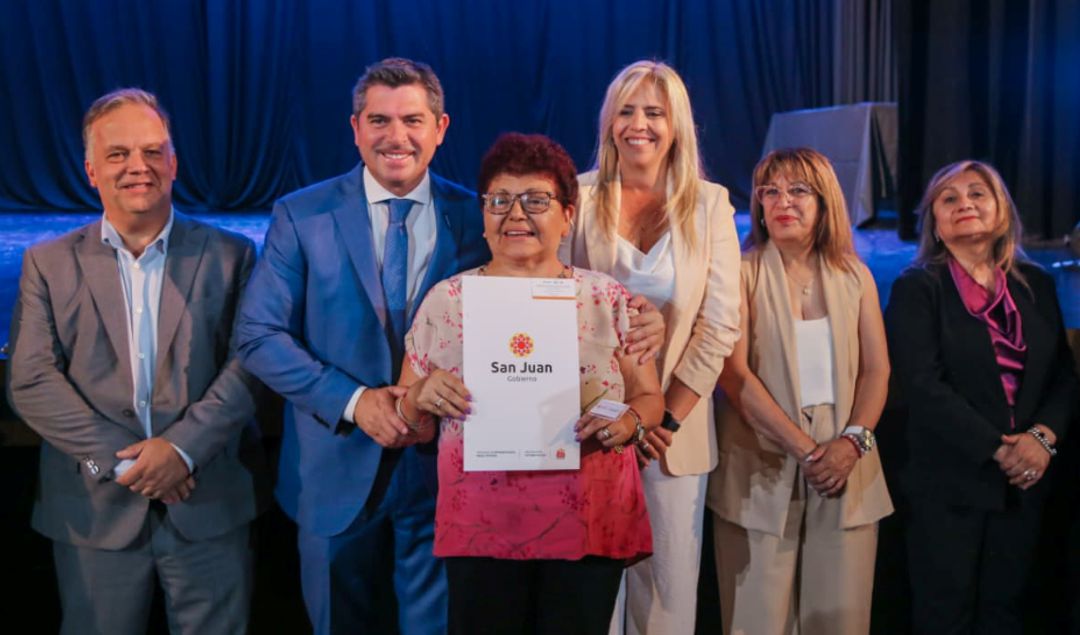 El Gobierno de San Juan llevó adelante un importante acto en el que 414 familias de 13 departamentos recibieron sus escrituras definitivas, en el marco del programa provincial de regularización dominial y acceso a la propiedad. El evento estuvo encabezado por el gobernador Marcelo Orrego, quien también entregó las llaves de nuevas viviendas en el barrio José Segovia, ubicado en Angaco. La jornada reforzó el compromiso del Ejecutivo provincial con garantizar el derecho a la casa propia para miles de sanjuaninos.