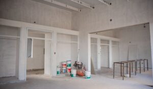 El Ministerio de Infraestructura, Agua y Energía informó que la obra de sustitución integral de la Escuela Albergue Provincia de San Luis, en el departamento 25 de Mayo, alcanza un avance físico del 83% y se encuentra en su etapa final. El proyecto avanza con trabajos simultáneos en terminaciones interiores, exteriores y adecuación del entorno inmediato.