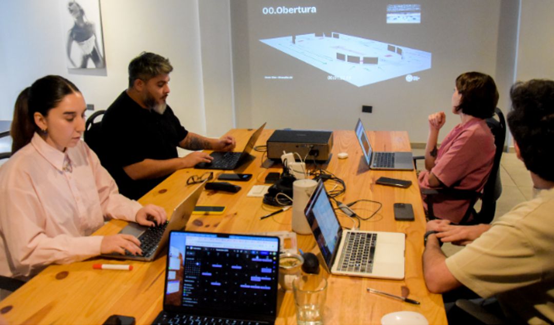 La Fiesta Nacional del Sol 2025 contará con un despliegue audiovisual de primer nivel en el Velódromo Vicente Chancay, donde más de trescientos artistas darán vida al espectáculo “San Juan, mi tierra querida”. Las funciones se realizarán los días 20, 21 y 22 de noviembre, con una puesta que combinará coreografías, música, tecnología y proyecciones inmersivas.