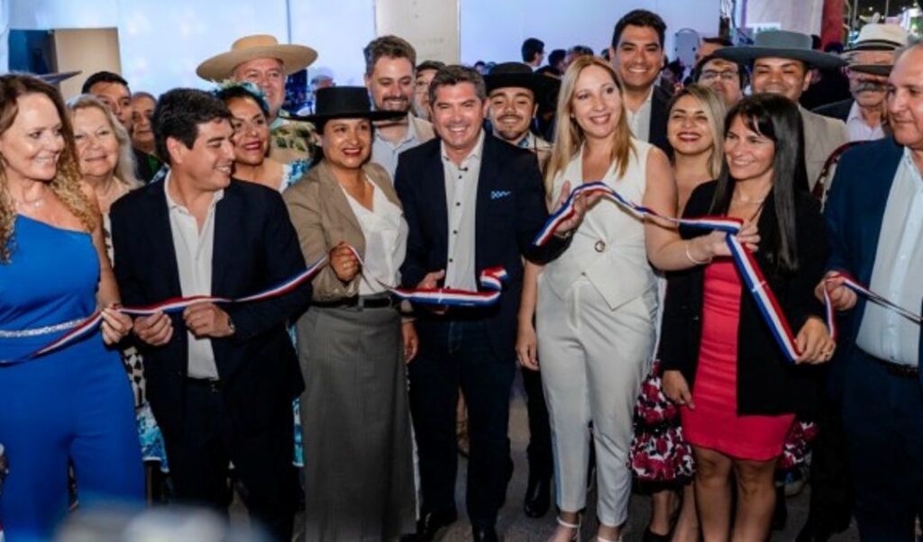 La Fiesta Nacional del Sol 2025 abrió su segunda jornada con una masiva afluencia de público y una oferta ampliada de actividades, espectáculos y stands. Tras la inauguración oficial, el predio volvió a llenarse de familias que recorrieron los espacios renovados y disfrutaron de propuestas para todas las edades.