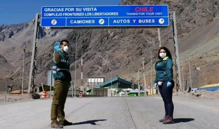 Un ciudadano oriundo de San Juan fue detenido en la frontera con Chile cuando intentaba ingresar a ese país como parte de un tour de compras hacia Santiago. Durante el control migratorio, la Gendarmería chilena detectó que el hombre tenía pedidos de captura vigentes, además de contar con salidas transitorias desde el Penal de Chimbas.