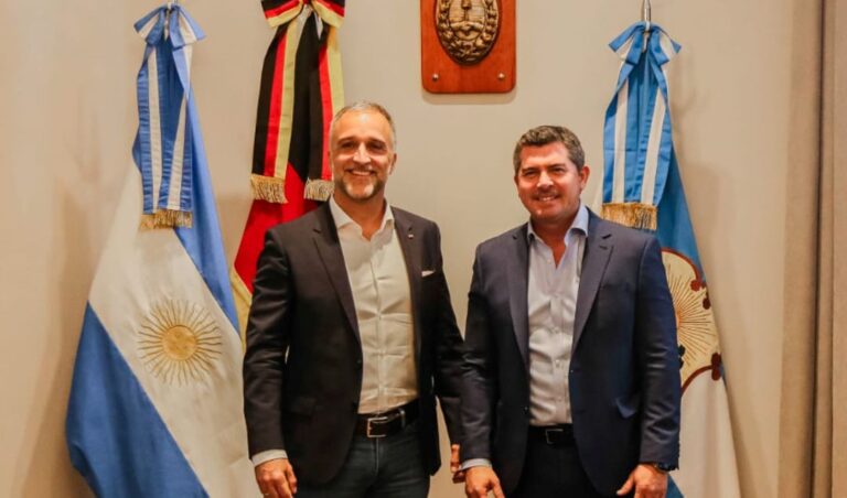 El gobernador Marcelo Orrego recibió este martes en Casa de Gobierno al cónsul de Alemania, Andreas Vollmer, en el marco de una visita oficial destinada a fortalecer las relaciones institucionales y evaluar oportunidades de cooperación entre el país europeo y la provincia. El encuentro fue calificado como “fructífero” por ambas partes, destacándose su enfoque en el desarrollo provincial y los vínculos internacionales.