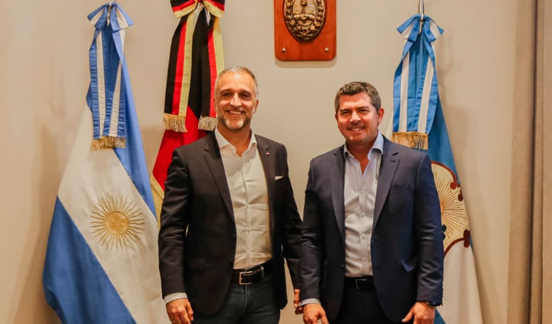 El gobernador Marcelo Orrego recibió este martes en Casa de Gobierno al cónsul de Alemania, Andreas Vollmer, en el marco de una visita oficial destinada a fortalecer las relaciones institucionales y evaluar oportunidades de cooperación entre el país europeo y la provincia. El encuentro fue calificado como “fructífero” por ambas partes, destacándose su enfoque en el desarrollo provincial y los vínculos internacionales.