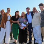 El gobernador Marcelo Orrego encabezó la entrega de 62 viviendas del nuevo Barrio Tres Marías, ubicado en el departamento Chimbas, junto a la directora del IPV, Elina Peralta, el ministro de Infraestructura, Fernando Perea, y la intendenta Daniela Rodríguez. El acto se desarrolló en un clima de emoción entre las familias adjudicatarias.