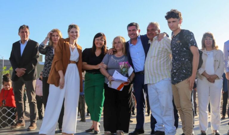 El gobernador Marcelo Orrego encabezó la entrega de 62 viviendas del nuevo Barrio Tres Marías, ubicado en el departamento Chimbas, junto a la directora del IPV, Elina Peralta, el ministro de Infraestructura, Fernando Perea, y la intendenta Daniela Rodríguez. El acto se desarrolló en un clima de emoción entre las familias adjudicatarias.