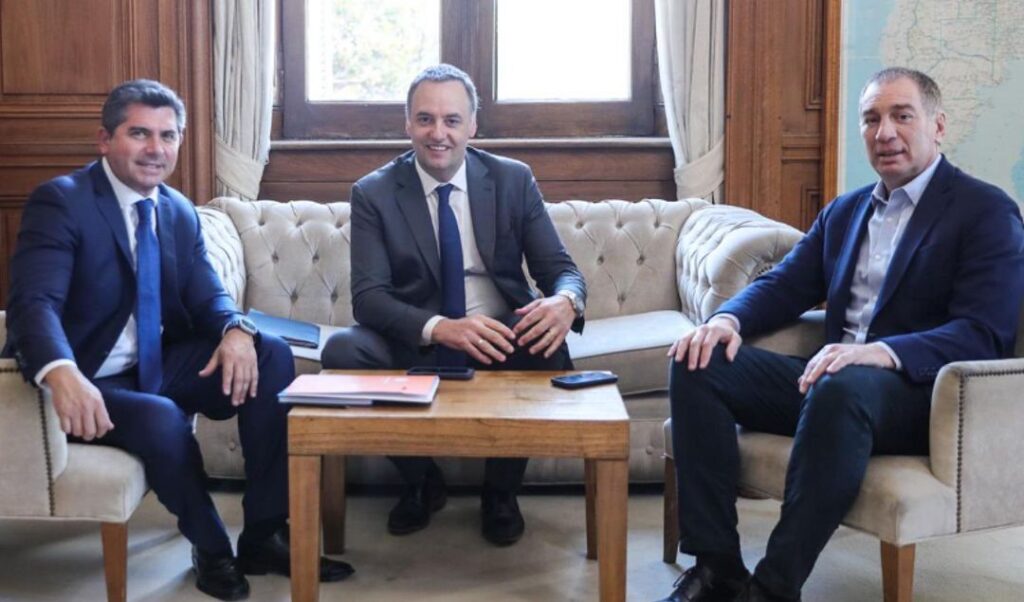 El gobernador de San Juan, Marcelo Orrego, mantuvo un encuentro en la Casa Rosada con el nuevo ministro del Interior, Diego Santilli, y el jefe de Gabinete, Manuel Adorni, para abordar temas clave vinculados al desarrollo de la provincia. La reunión se centró en consolidar una agenda de trabajo conjunta que garantice previsibilidad, continuidad de las obras públicas y una gestión transparente.