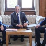 El gobernador de San Juan, Marcelo Orrego, mantuvo un encuentro en la Casa Rosada con el nuevo ministro del Interior, Diego Santilli, y el jefe de Gabinete, Manuel Adorni, para abordar temas clave vinculados al desarrollo de la provincia. La reunión se centró en consolidar una agenda de trabajo conjunta que garantice previsibilidad, continuidad de las obras públicas y una gestión transparente.